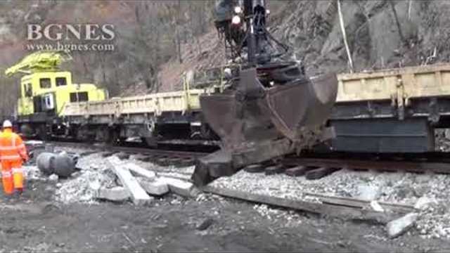 Трети ден без влакове през Кресненското дефиле, тръгват привечер днес