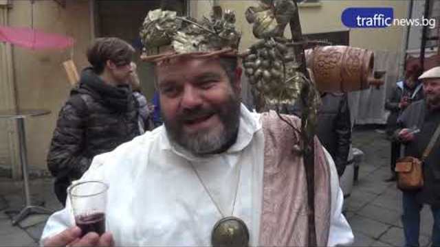 Дефиле на младото вино омагьоса Пловдив и гостите на града