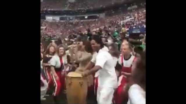 Роналдиньо свири Рамзи Кючек