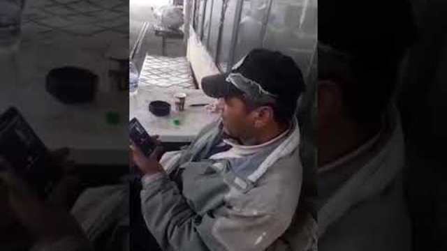 смях циганин говори английски