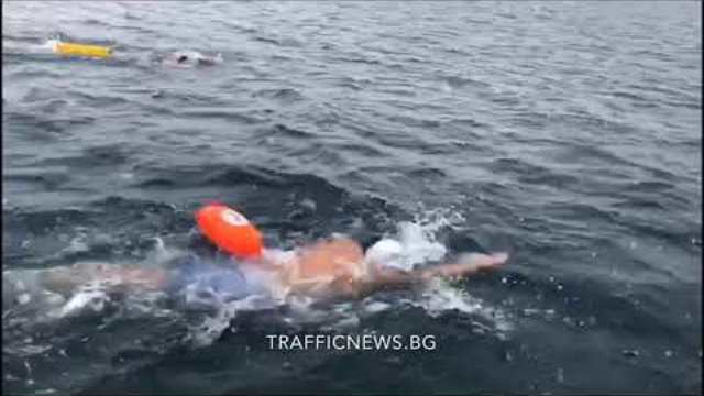 Петър Стойчев спечели историческото плуване в Антарктида