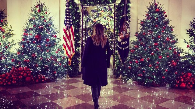 Мелания Тръмп представи пищната коледна украса в Белия дом (ВИДЕО)