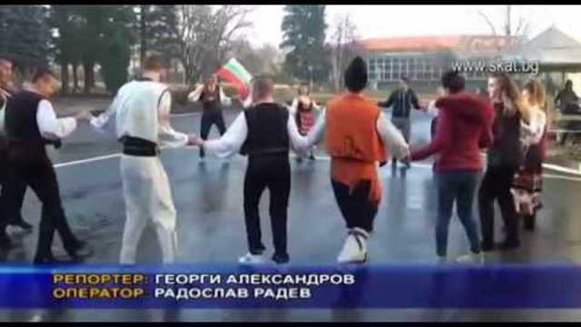 Деца от поповско училище играят народни танци в междучасията