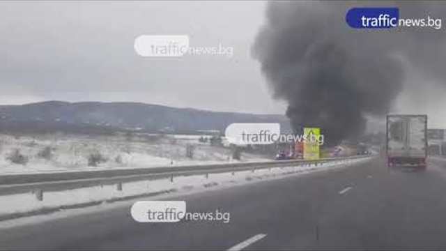 Автобус избухна в пламъци на магистралата