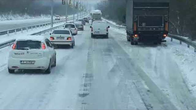 Маниак на БМВ дрифти в трафика