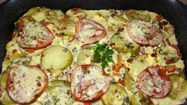 Запеканка с картофи, тиквички и сирене