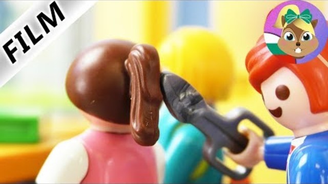 Плеймобил Филм | ЮЛИЯН ОТРЯЗА КОСАТА НА МОМИЧЕ | Лоша шега? Детски серии Семейство Фогел