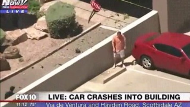 Човекът започва да танцува с блъскане по време на Live новини за автомоби