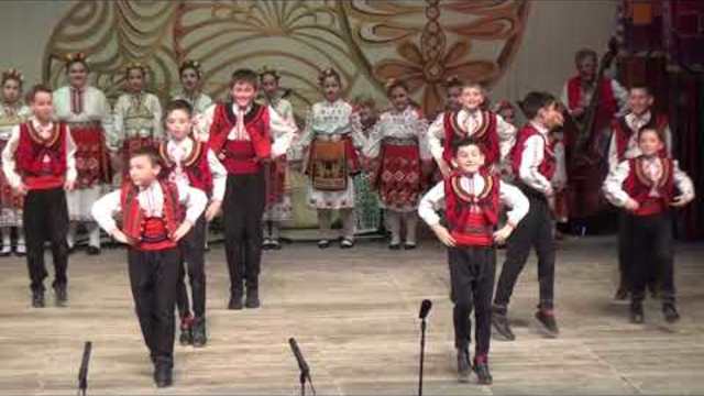 Детски ансамбъл за народни песни и танци "Звънче" - гл. худ. ръководител Анета Мутафчиева