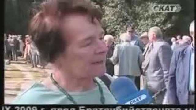 Георги Жеков показва комунисти на братоубийствената могила   9 септември 2009 СМОГО СМЯХ !