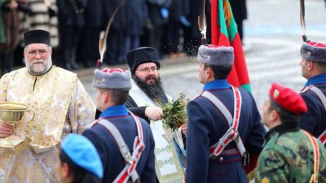 Вижте как Българският Патриарх освети бойните знамена на армията на Йордановден 2019