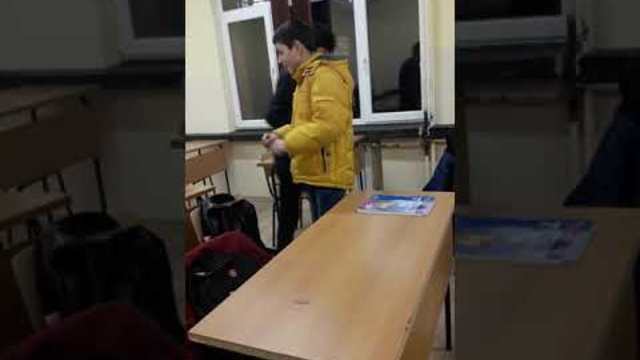 Луд играе кючек в училище