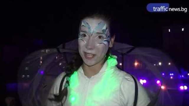 Кокили, огнени инсталации и много адреналин в един спектакъл сгряха сърцето на града