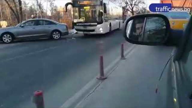 Катастрофа между автомобил и автобус на булевард "Източен" в Пловдив