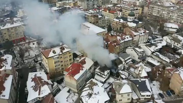 Пожар обхвана три къщи в центъра на Габрово от печка с твърдо гориво