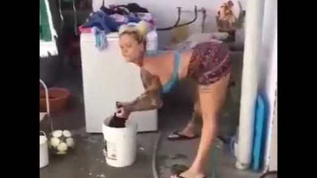 Жена играе кючек ("OFFICIAL")