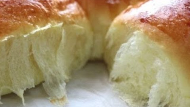 Въздушен млечен хляб с мека коричка