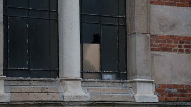 Софийската синагога с изпочупени прозорци