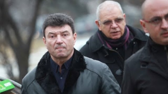 Обвиняемият по "Суджукгейт" прекара цял ден в следствието