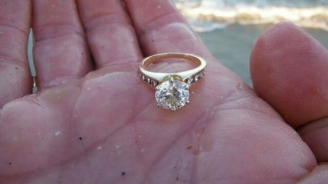 Жена намери отдавна изгубеният си годежен пръстен в пясъка след 11 години