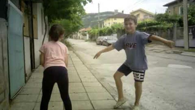 Пиле играе кючек