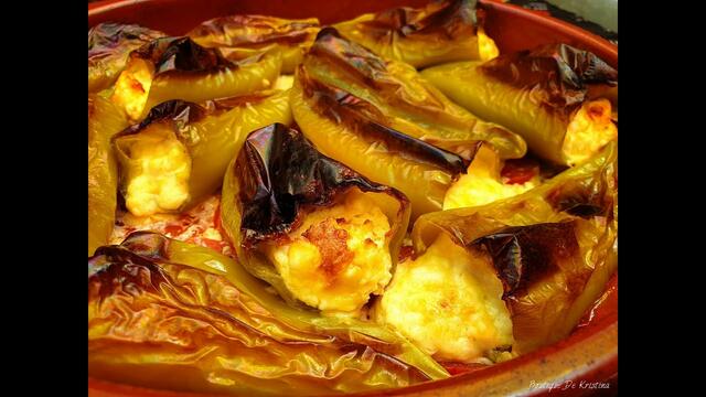 Пълнени чушлета с яйце и сирене, запечени в глина, върху подложка от пресни домати ❤