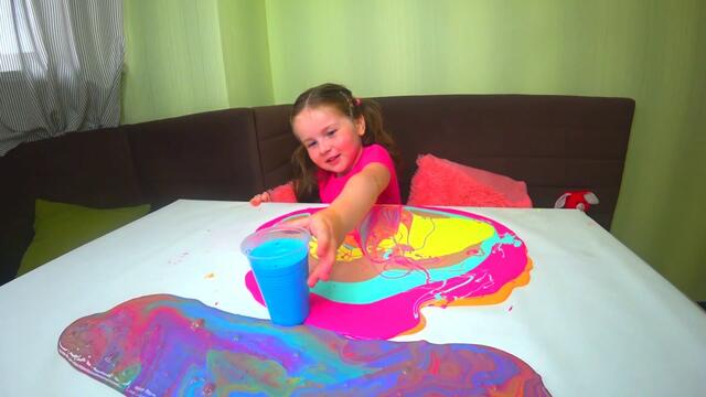 Ева делает гигантского слайма для Дианы и учит цвета под  песню семья пальчиков