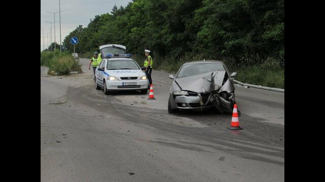 Млад шофьор отнесе стълб на улично осветление и знак на бул.“България“